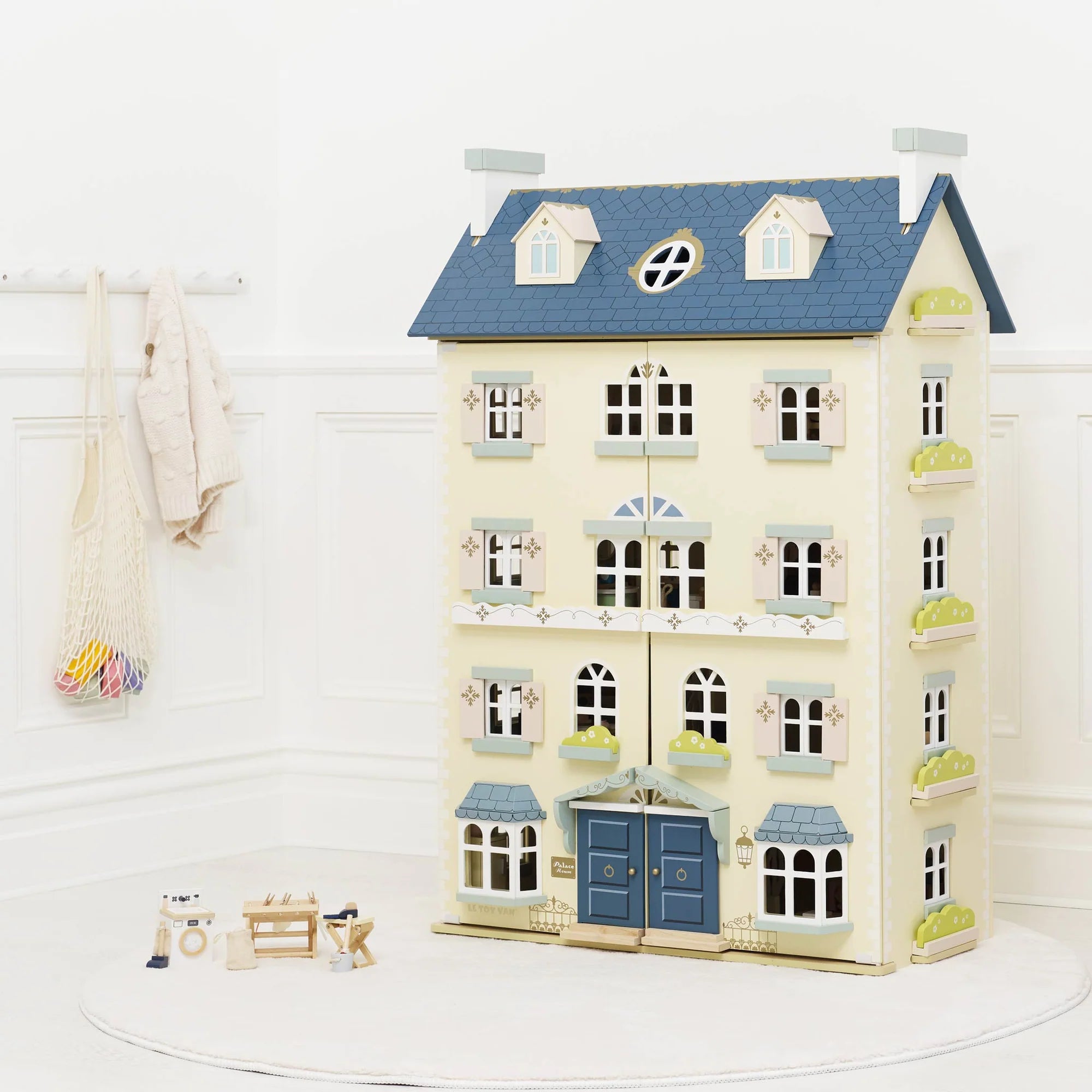 Le Toy Van - Palace Wooden Dollhouse - Le Toy Van - littleyoyo.ca