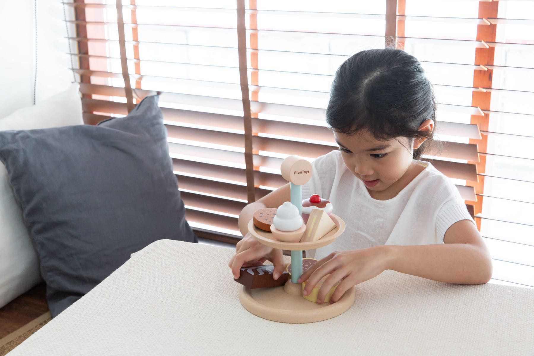 PlanToys - Bakery Stand Set - PlanToys - littleyoyo.ca