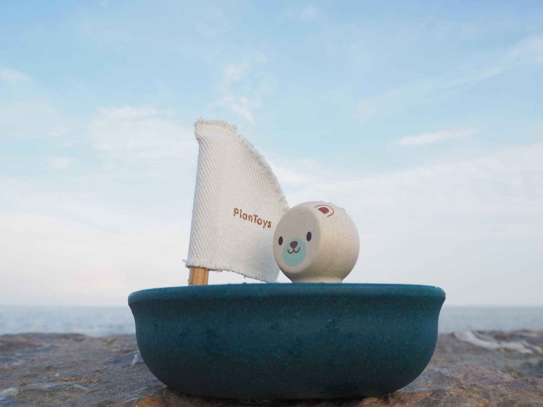 PlanToys - Sailing Boat - Polar Bear - PlanToys - littleyoyo.ca