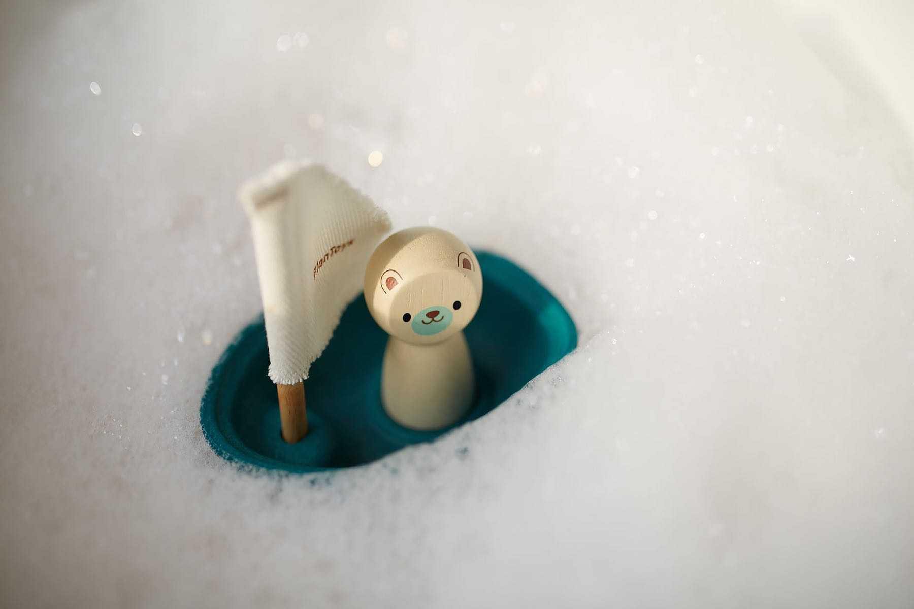 PlanToys - Sailing Boat - Polar Bear - PlanToys - littleyoyo.ca