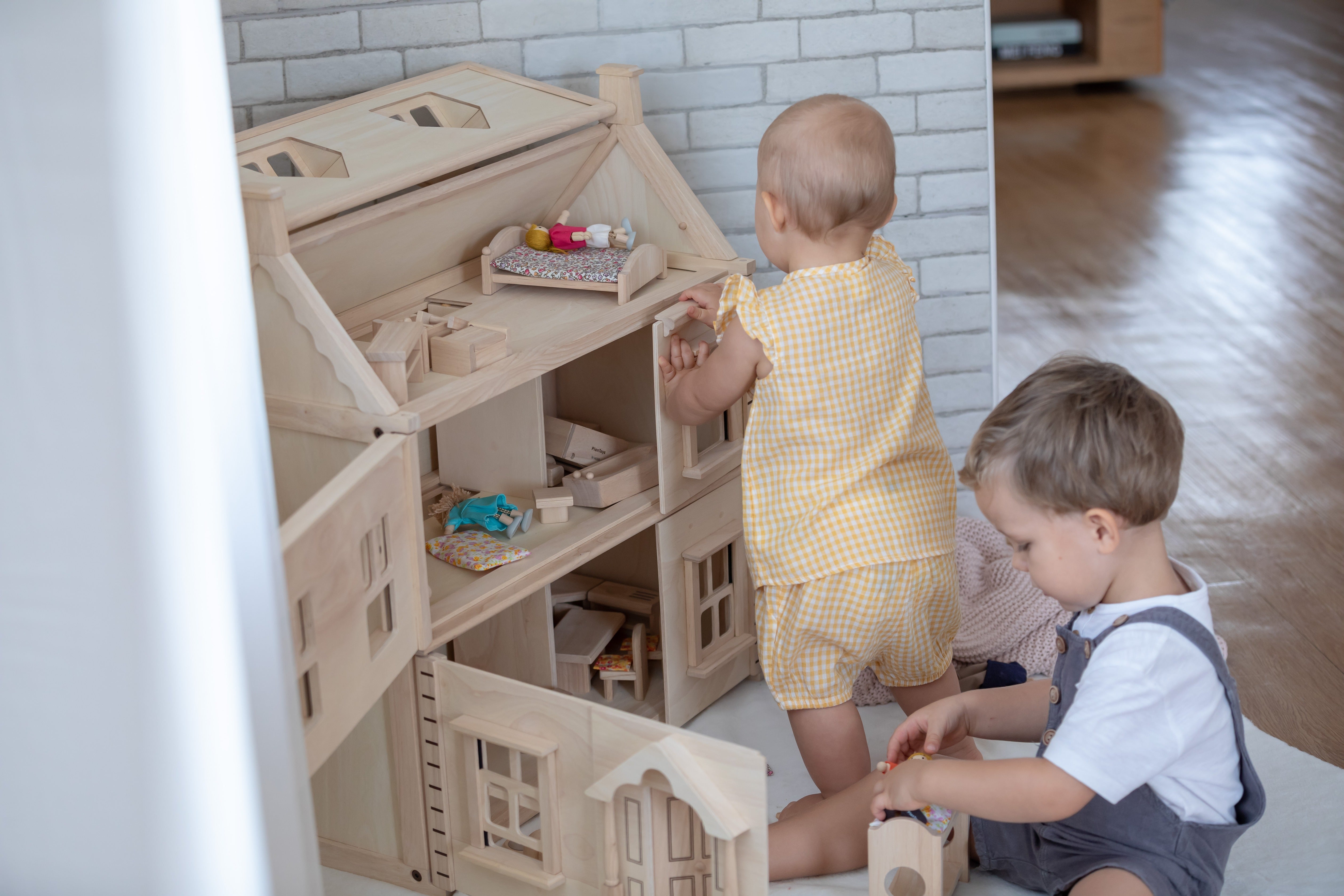 PlanToys - Victorian Dollhouse - PlanToys - littleyoyo.ca