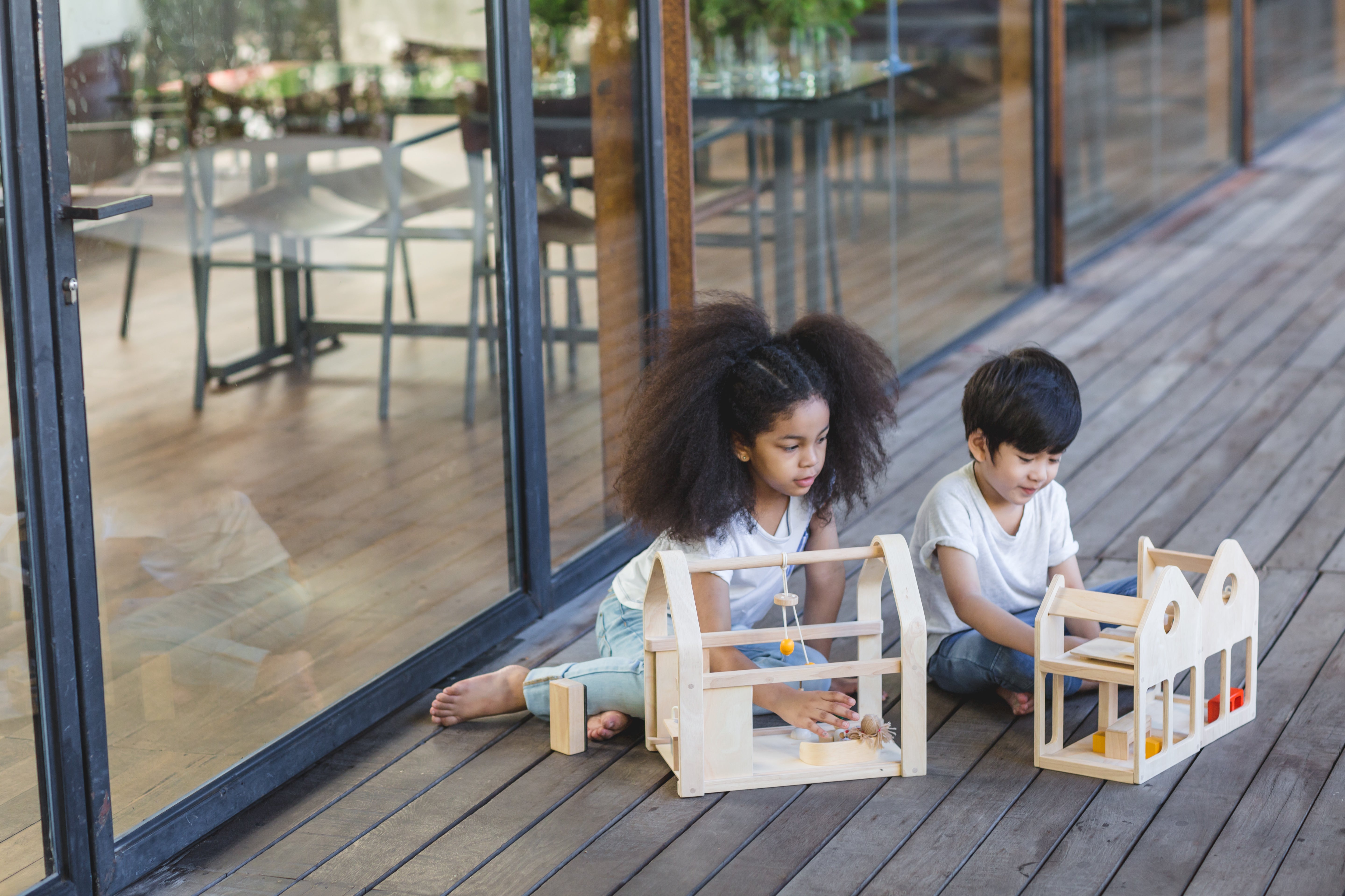PlanToys - Slide N Go Dollhouse - PlanToys - littleyoyo.ca