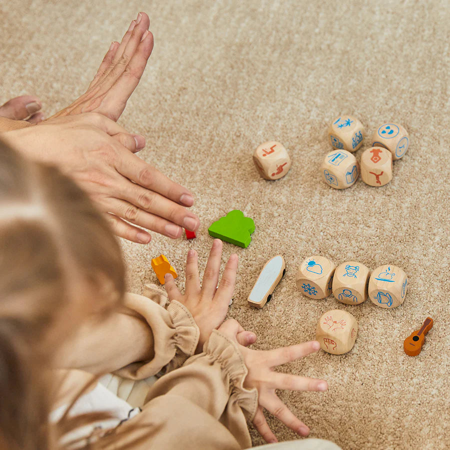 PlanToys - Storytelling Dice - PlanToys - littleyoyo.ca