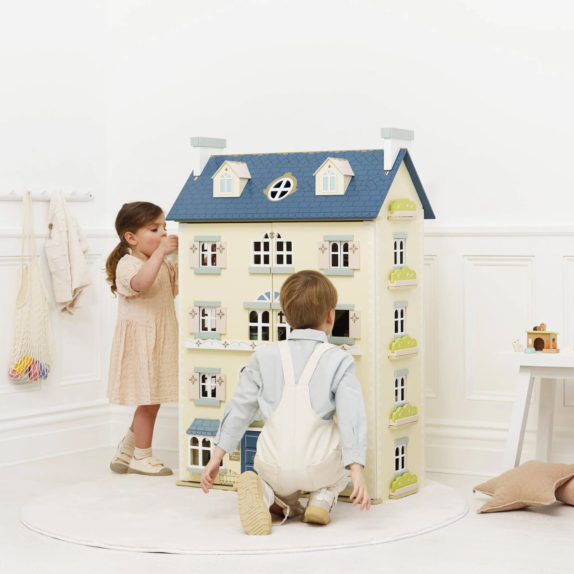Le Toy Van - Palace Wooden Dollhouse - Le Toy Van - littleyoyo.ca