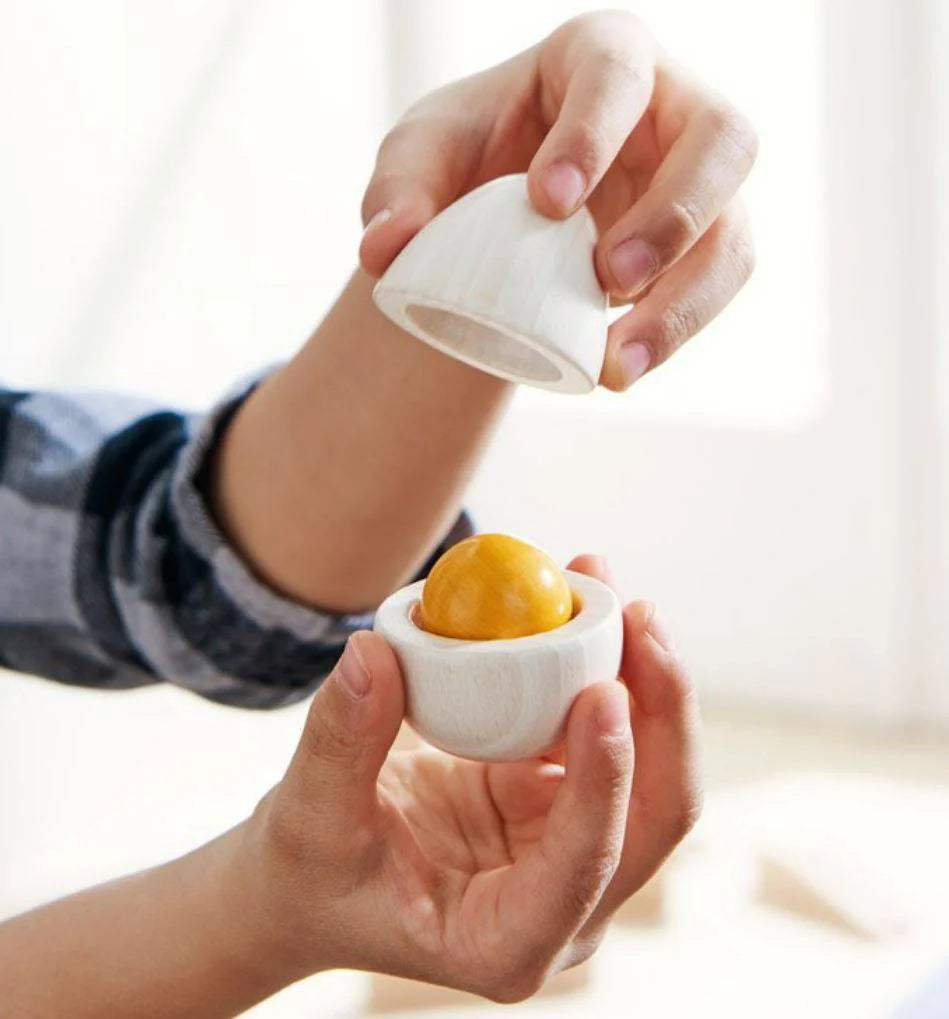 HABA - Wooden Eggs with Removable Yolk Play Food - HABA - littleyoyo.ca