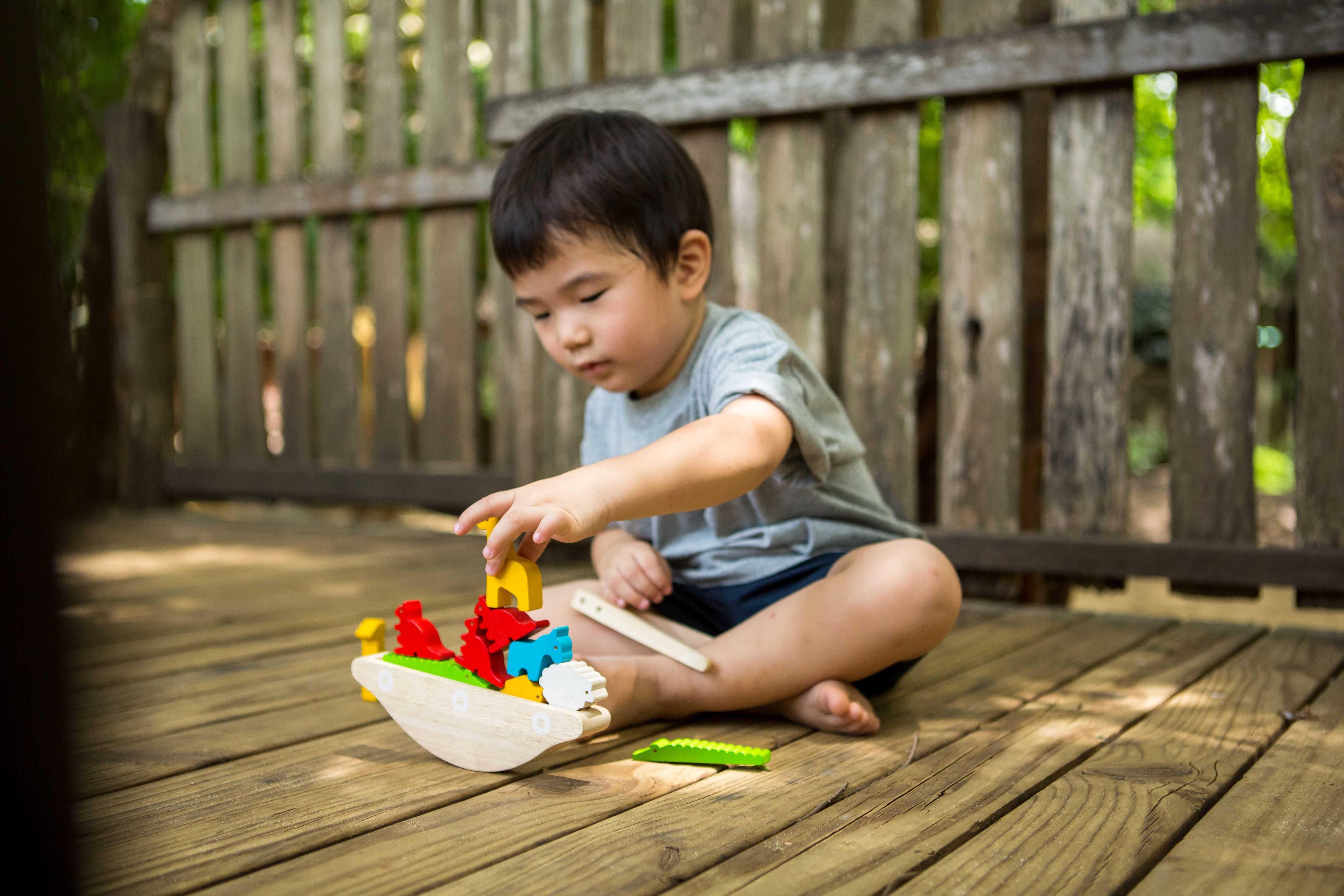 PlanToys - Balancing Boat - PlanToys - littleyoyo.ca