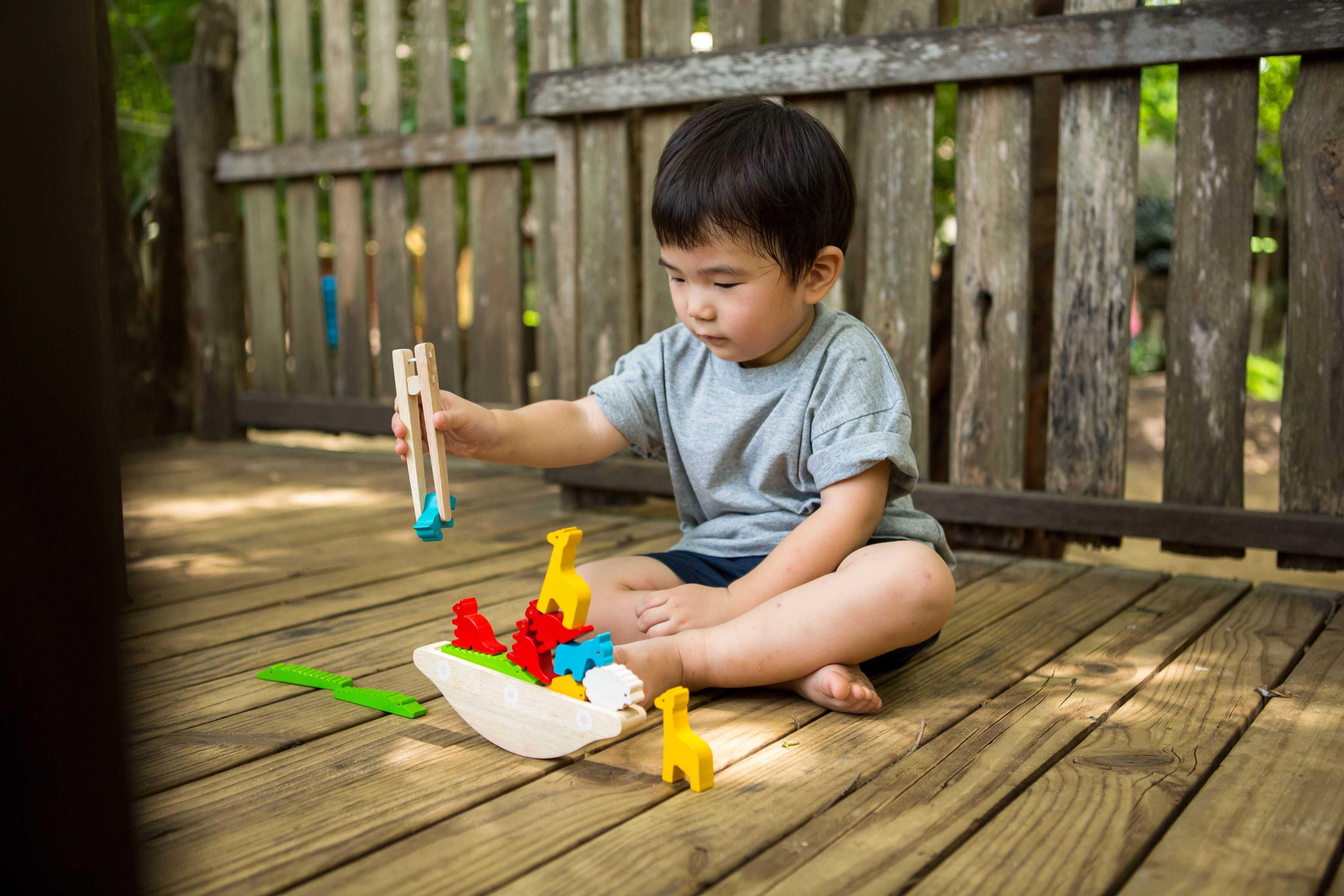 PlanToys - Balancing Boat - PlanToys - littleyoyo.ca