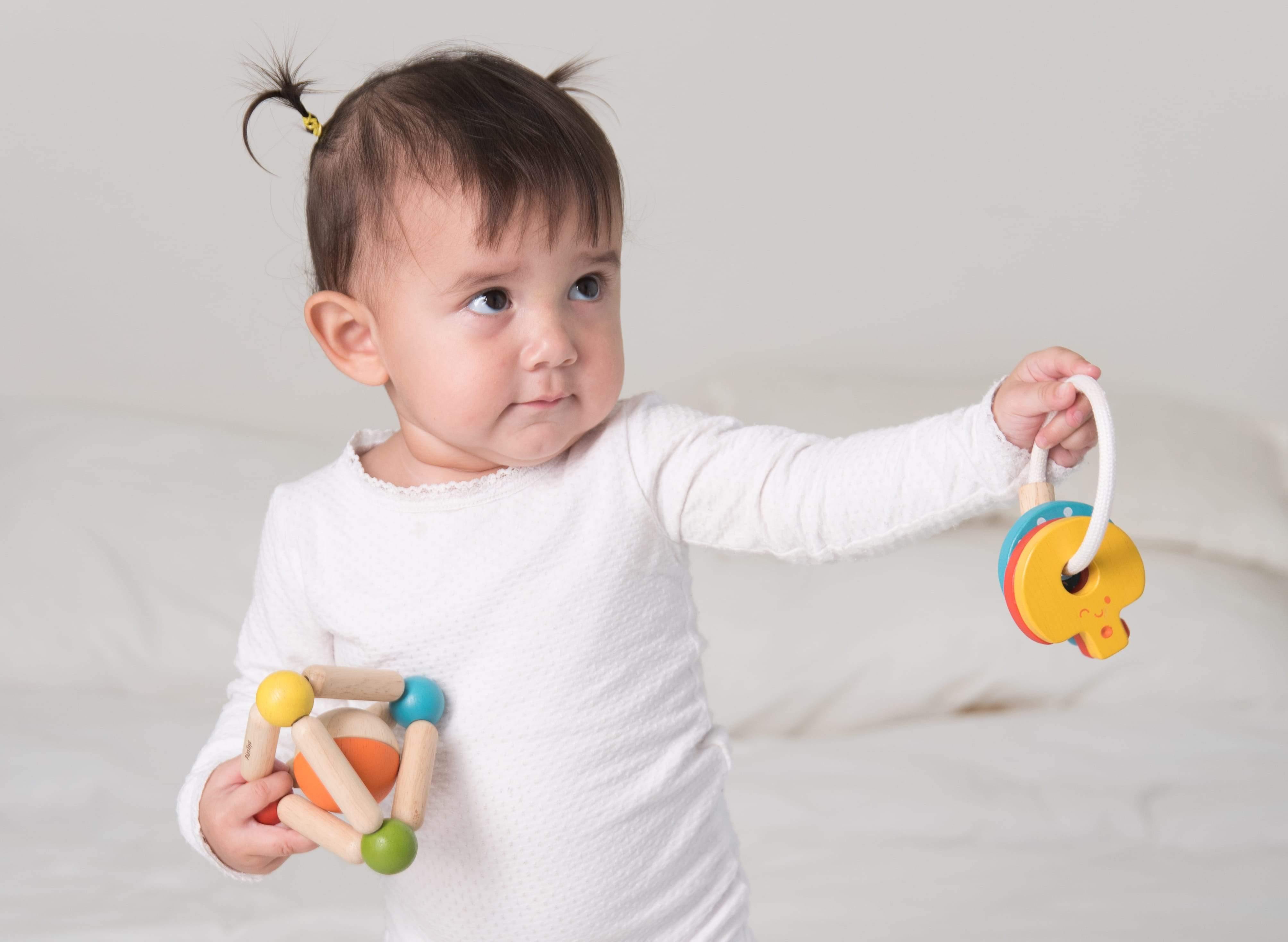 PlanToys - Triangle Clutching Toy - PlanToys - littleyoyo.ca